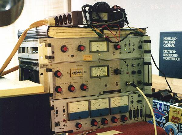 ein 50 Watt UKW-Stereo Sender (oben Stereocoder, mitte Sender, unten Meßeinheit)