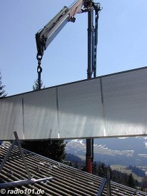 Flächenkollektoren: Montage eines Solarkolletors (anklicken zum Vergröern)