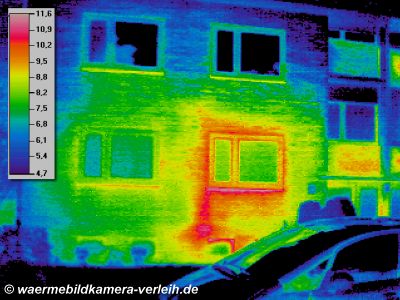 thermographische Hausaufnahme: Gebäude, thermographische Aufnahme, hohe Verluste um und unter Fenster - Wärmebildkamera Haus