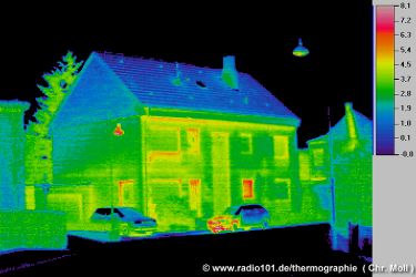 thermographische Hausaufnahme / Gebäudethermographie, Beispiel (man sieht, dass an den Fenstern Wärme entweicht - click to enlarge) - Kamera: IVN 770P
