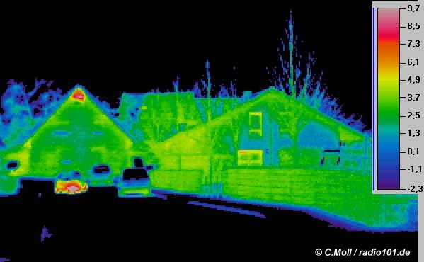 Thermal imaging of buildings: infrared / thermal image of a house; thermal imaging camera: Impac IVN 770P