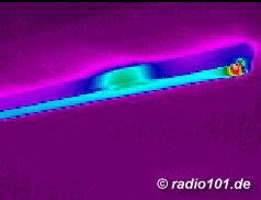 Leuchtstoffröhre (man sieht deutlich, dass die Zündspule und vor allem die Enden wärmer sind), infra red image (Wärmebild, thermography)