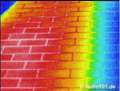 Infrarotaufnahme / Wärmebild / Thermografische Aufnahme: Fliesen (heisse, z.T. abgeschattete Veranda)